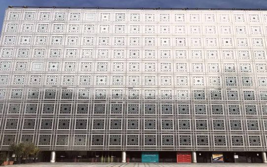 The Glass Building seen from the Seine セーヌ川から見るアラブ世界研究所